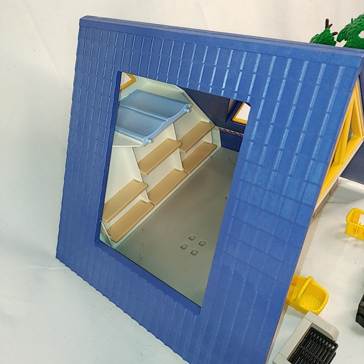 Voir photo 5 de Playmobil -3230 - Maison de vacances avec 4 personnages et des accessoires Playmobil -3230 - Maison de vacances avec 4 personnages et des accessoires Bon état - Vue 5 -